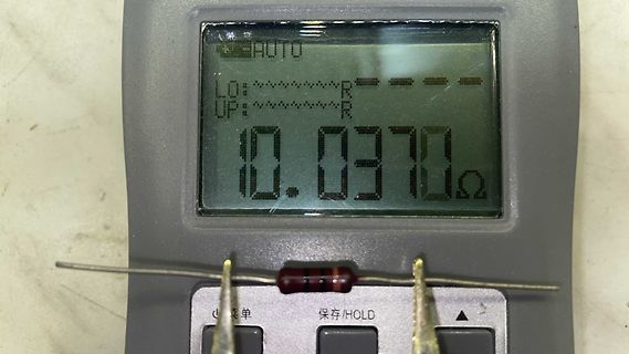 Multimeter misst Widerstand eines Bauteils