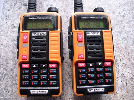 Zwei Baofeng UV-5Rplus Funkgeräte
