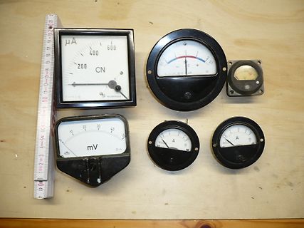 Verschiedene analoge Messinstrumente und Lineal