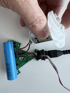 Elektronikbauteile mit Batterie, Motor und Leiterplatte