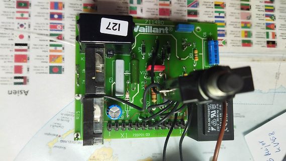 Vaillant Leiterplatte mit Bauteilen und Verkabelung