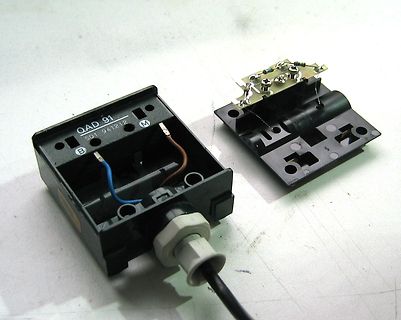 Zerlegtes elektrisches Bauteil mit Kabeln