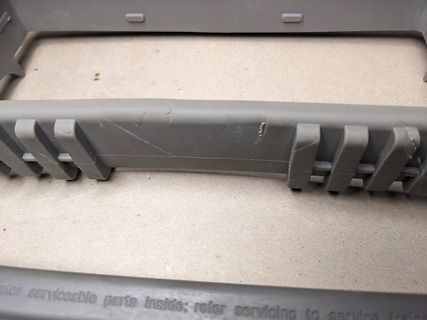 Graues Kunststoffgehäuse mit Beschriftung