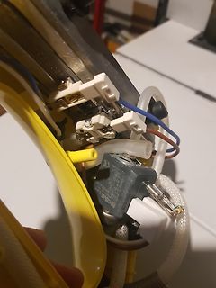 Elektrische Verkabelung und Bauteile in einer Werkstatt