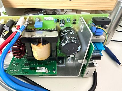 Netzteil mit Transformator und Elektrolytkondensatoren