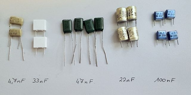 Verschiedene Elektrolytkondensatoren mit Beschriftung