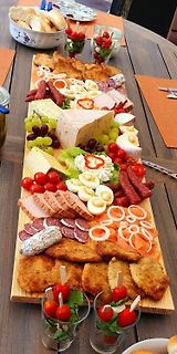 Brotzeitplatte mit Wurst, Käse, Eiern und Fleisch