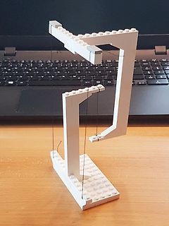 Lego-Konstruktion mit dünnen Fäden