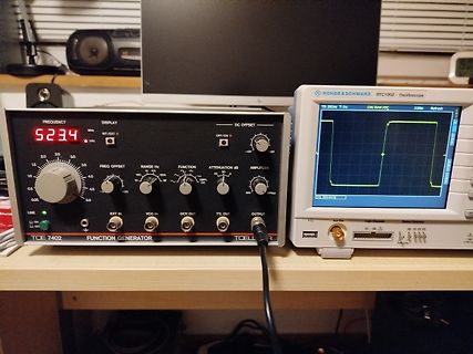 Funktionsgenerator und Oszilloskop auf Werkstatttisch