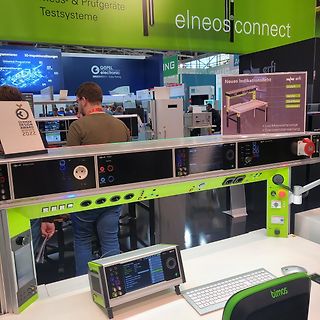 Messgeräte und Werbebanner auf einer Messe