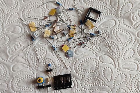 Lose elektronische Bauteile auf Papiertuch