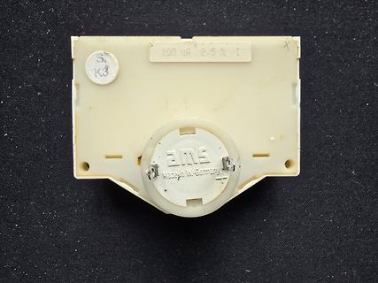 Bauteil mit Aufschrift ams und Made in W-Germany