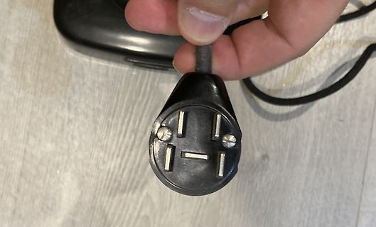 Netzstecker in einer Hand