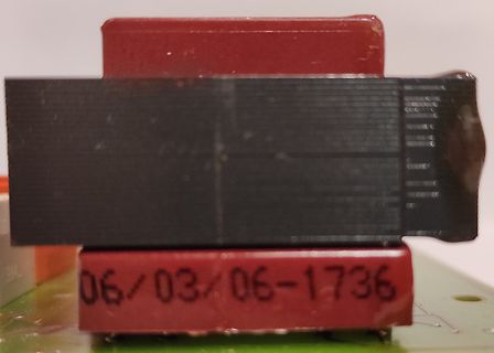 Nahaufnahme eines Bauteils mit Datumsstempel
