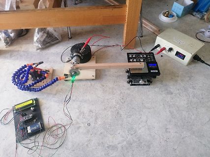Elektronischer Versuchsaufbau mit Netzteil und Messgeräten