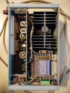 Innenansicht eines elektronischen Geräts mit Transformator und Kühlkörper
