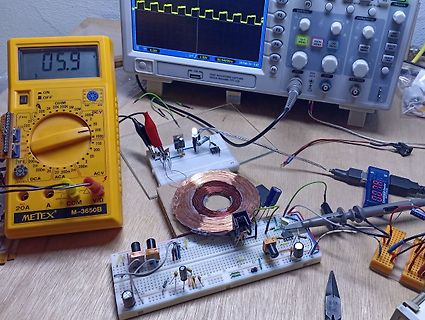 Elektronik-Messaufbau mit Multimeter, Oszilloskop und Breadboards
