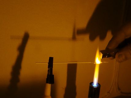 Entflammen eines dünnen Drahtes mit einem Feuerzeug