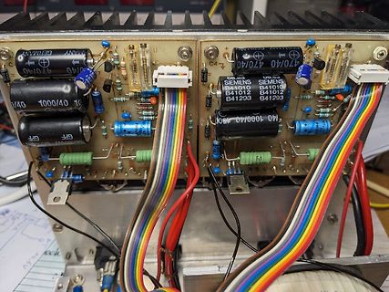 Innenansicht einer Leiterplatte mit Elektrolytkondensatoren und Flachbandkabel