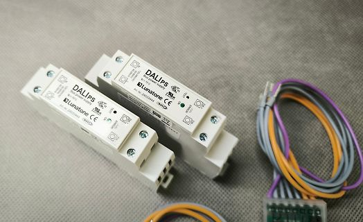 Zwei Lunatone DALI IP Bus Power Supplies