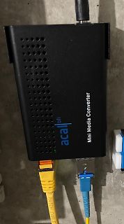 Mini Media Converter mit Netzteil und Netzwerkkabeln