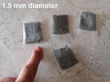 Kleine Metallkugeln in Plastikbeuteln