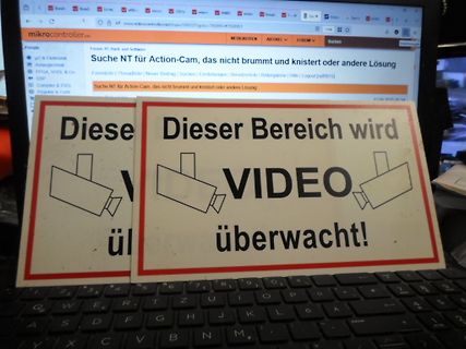Foto eines Bildschirms mit Warnschild