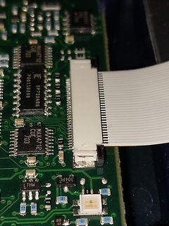 Nahaufnahme einer Leiterplatte mit Flachbandkabel