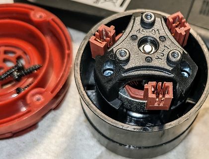 Geöffnetes Elektromotor-Bauteil mit Steckverbindern