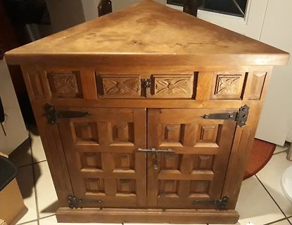 Holzschrank mit Schnitzereien
