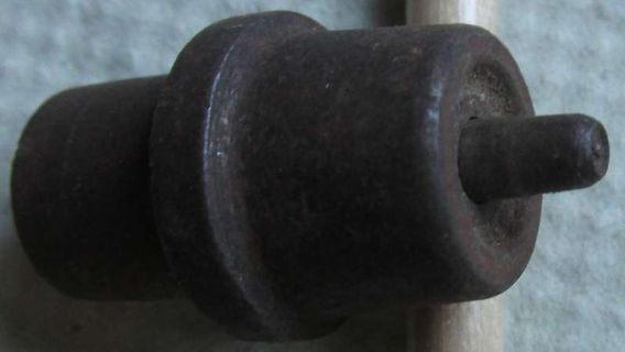 Dunkles Metallbauteil oder mechanisches Teil