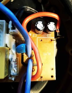 Nahaufnahme einer Leiterplatte mit Elektrolytkondensatoren und Kabeln