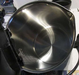 Innenansicht eines Metalltopfes