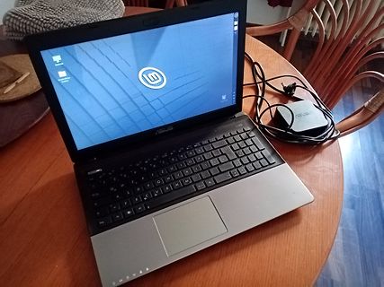 Laptop auf Holztisch
