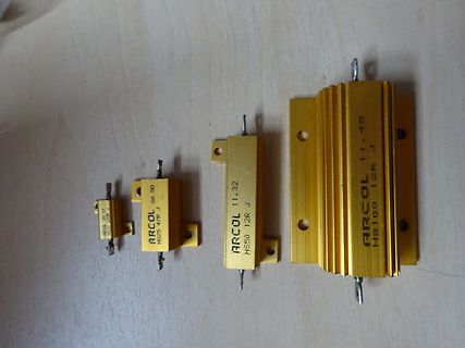 Vier goldene Leistungswiderstände der Marke ARCOL