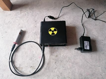 Messgerät mit Geigerzähler-Sonde und Netzteil