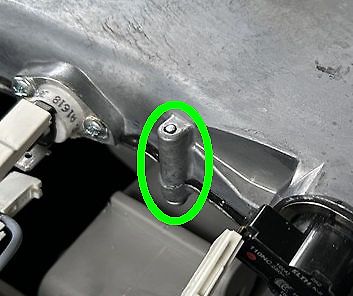 Nahaufnahme eines Metallgehäuses mit Bauteilen