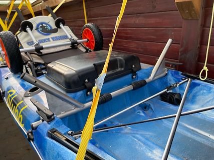 Blaues Kajak mit Sitz und gelben Spanngurten