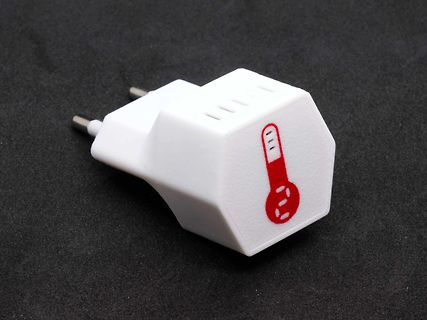 Weißer Netzstecker mit Thermometer-Symbol