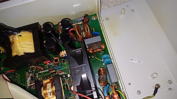 Innenansicht eines Netzteils mit Leiterplatte und Transformatoren