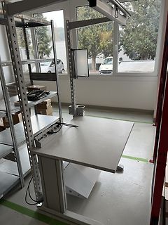 Werkstatt mit Metallregal und Arbeitstisch