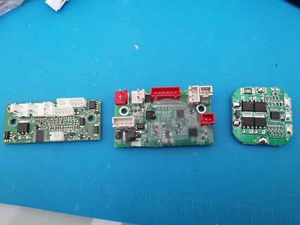 Drei grüne Leiterplatten mit elektronischen Bauteilen und Steckverbindern