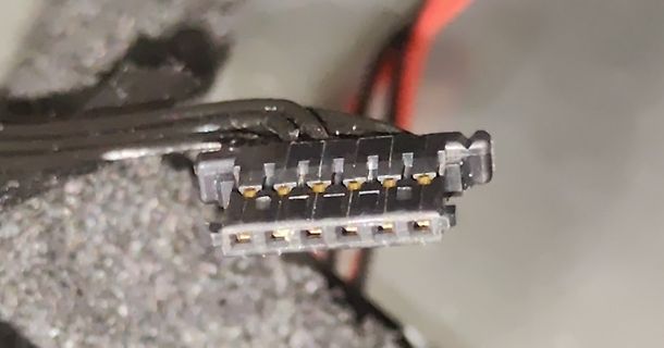 Elektrischer Stecker mit Kontakten