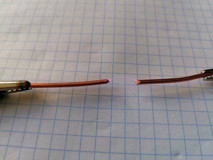 Elektrischer Lichtbogen zwischen zwei Kupferdrähten