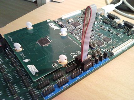 AVR STK600 Entwicklungsboard mit aufgesteckter Platine