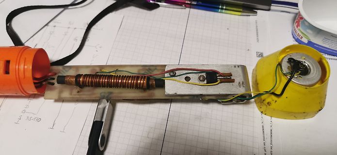 Aufgebrochenes elektronisches Gerät mit Spule und Kabeln