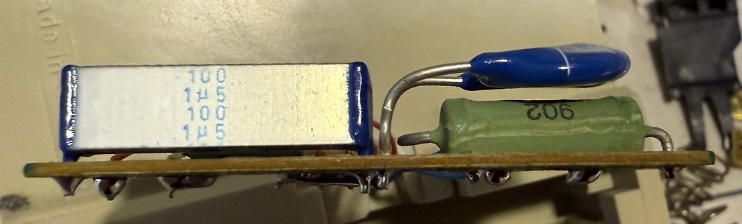 Nahaufnahme elektronischer Bauteile auf Leiterplatte