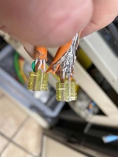 Zwei Kabel mit gelben Steckverbindern