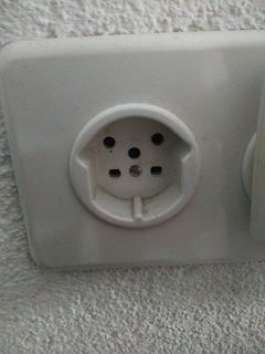 Schuko-Steckdose an einer Wand