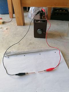 Elektrischer Aufbau mit Messkabeln auf Papier